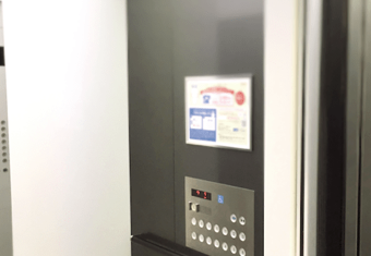 エレベーター内の壁面